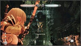 W pomieszczeniu znajdziemy metalową platformę tuż przed porwaną flagą [1], gdy na niej staniemy będziemy mogli dostrzec kamienny posąg wiszący na ścianie i trzymający latarnie, którą podpalamy [2] - Rozdział 2- Lochy Dyfed (sekcje 2.3-2.6) | Opis przejścia Hunted Kuźnia Demona - Hunted: Kuźnia Demona - poradnik do gry