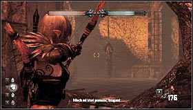 Podążając za niebieskim świetlikiem przejdziemy przez dziurę w ścianie [1] i walcząc wejdziemy piętro wyżej podczas zwiedzania spadniemy w dół do pomieszczenia, gdzie napadną na nas pełzaki - Rozdział 4- Miasto Llyr | Opis przejścia Hunted Kuźnia Demona - Hunted: Kuźnia Demona - poradnik do gry