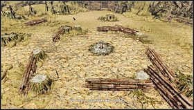 Idąc ścieżką za opuszczaną bramą po lewej stronie natrafimy na zwłoki [1] i przeskoczymy nad małym uskokiem - Rozdział 5- Mury Kala Moor | Opis przejścia Hunted Kuźnia Demona - Hunted: Kuźnia Demona - poradnik do gry