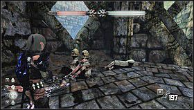 Po wyjściu po schodach znajdziemy się na tyłach działa maszynowego na strzały, jeżeli wcześniej nie pozbyliśmy się jego operatora robimy to teraz i zasiadamy za sterami by zabić nadchodzących przeciwników - Rozdział 5- Mury Kala Moor | Opis przejścia Hunted Kuźnia Demona - Hunted: Kuźnia Demona - poradnik do gry