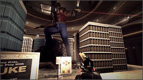 Po ustawieniu ramion uzyj przycisku Alien Attack by obniżyć makiety budynków i po nich dostać się na ramię Dukea - 5.3. The Lady Killer (3) | Kampania w Duke Nukem Forever - Duke Nukem Forever - poradnik do gry