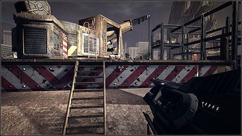 W pomieszczeniu na szczycie jednej z konstrukcji znajdziesz akumulator, a na całym placu mnóstwo rakietnic oraz skrzynię z amunicją - 7.2. The Duke Dome (2) | Kampania w Duke Nukem Forever - Duke Nukem Forever - poradnik do gry