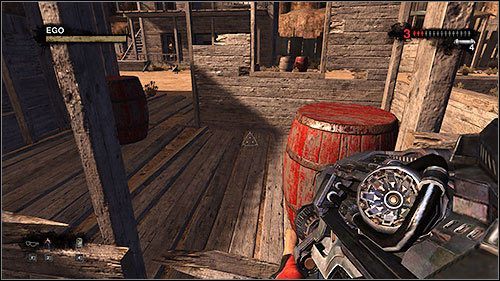 Rozsiane po uliczce są również czerwone beczki, którymi możesz rzucać w przeciwników - 14. Ghost Town | Kampania w Duke Nukem Forever - Duke Nukem Forever - poradnik do gry