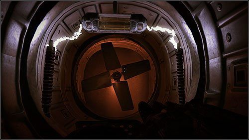 W rozgrzanym pomieszczeniu w którym znajduje się cały rząd trybów w ruchu będziesz musiał przejść otworami, które się w nich znajdują - 17.2. The Shrunk Machine (2) | Kampania w Duke Nukem Forever - Duke Nukem Forever - poradnik do gry