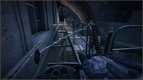 Po drugiej stronie zejdź na dół i zniszcz skrzynię, by przejść przez dziurę w ogrodzeniu - 18.1. The Forkstop (1) | Kampania w Duke Nukem Forever - Duke Nukem Forever - poradnik do gry