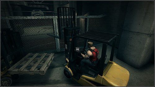 Trafisz do zaciemnionej hali z widocznym po jego drugiej stronie czerwony światłem ostrzegawczym - 18.2. The Forkstop (2) | Kampania w Duke Nukem Forever - Duke Nukem Forever - poradnik do gry