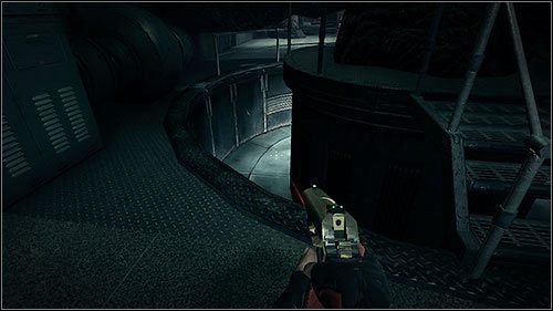 Tutaj drogę zablokuje Ci wciąż działająca turbina, z wirnikiem, który zmieli wszystko co do niego wpadnie - poza czerwonymi metalowymi szafkami na kółkach, które znajdziesz w okolicy - 20.1. Underground (1) | Kampania w Duke Nukem Forever - Duke Nukem Forever - poradnik do gry