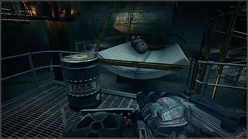 Po wrzuceniu pierwszej, która znajduje się przy samym dźwigu, do pomieszczenia wjedzie z hukiem podnośnik, a za nim wtargnie do środka grupa świń - 21.1. The Clarifier (1) | Kampania w Duke Nukem Forever - Duke Nukem Forever - poradnik do gry