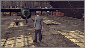 Zatrzymaj się po dotarciu do pierwszego skupiska budynków i wejdź do północnego hangaru (tego z częściowo otwartą bramą) #1 - Hollywoodland (taśmy 24-34) | Eksploracja | Osiągnięcia w LA Noire - L.A. Noire - poradnik do gry