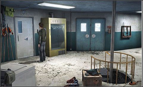 Wysłuchawszy dialogu Novy z technikiem Alem Schaumannem oraz pogawędziwszy z nią przez moment, wróć na korytarz (kursor w dole ekranu) i wreszcie wejdź do garażu - Zgromadź sprzęt do badania niedźwiedzi | Dzień 1 | Alpha Polaris - Alpha Polaris - opis przejścia - poradnik do gry