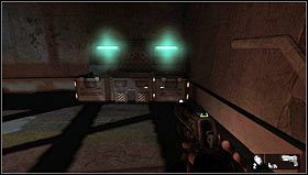 Spotkamy kolejnego przeciwnika, chowając się za zasłoną, zabijamy go i wchodzimy do pokoju z pulpitami kontrolującymi zamki w kratach - Poziom 01- Więzienie | Opis przejścia | FEAR 3 - F.3.A.R. - poradnik do gry