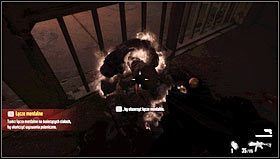 Po potyczce zbieramy broń pozostawioną przez zabitych i przechodzimy przez drzwi oznaczone zielonym światłem [1] - Poziom 01- Więzienie | Opis przejścia | FEAR 3 - F.3.A.R. - poradnik do gry