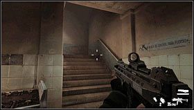 Korytarzami dotrzemy do drewnianych drzwi [1] znajdujących się po lewej stronie, gdy przez nie przejdziemy zabijamy kilku wrogów - Poziom 01- Więzienie | Opis przejścia | FEAR 3 - F.3.A.R. - poradnik do gry