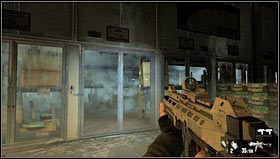 Z nowym nabytkiem dochodzimy do końca alejki, gdzie zacznie spadać na nas regał - Poziom 03- Sklep | Opis przejścia | FEAR 3 - F.3.A.R. - poradnik do gry