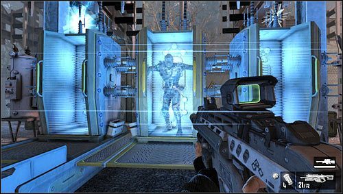 Po przejściu przez podnoszoną bramę staniemy do walki z elektrycznym żołnierzem osłoniętym polem siłowym [1] - Poziom 04- Przedmieścia | Opis przejścia | FEAR 3 - F.3.A.R. - poradnik do gry