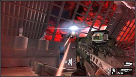 Gdy wejdziemy na teren kolejnego holu pozbywamy się przeciwników biegających po niższym poziomie i przechodzimy przez zniszczoną siatkę [1] - Poziom 07- Port | Opis przejścia | FEAR 3 - F.3.A.R. - poradnik do gry