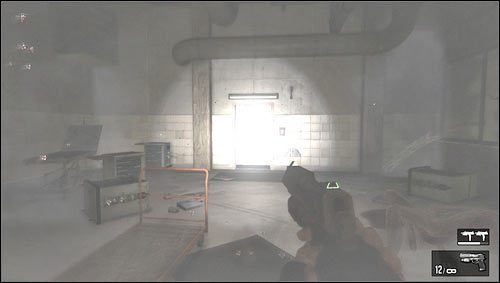 Gdy zniszczymy pistolet wychodzimy z pomieszczenia i kierujemy się w stronę drzwi, z których bije oślepiające światło i nieustanie wychodzi potwór [1] - Poziom 08- Oddział | Opis przejścia | FEAR 3 - F.3.A.R. - poradnik do gry