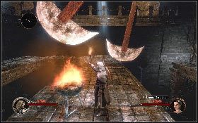 W kolejnej części korytarza czeka cię podobne zadanie, ale tym razem z ostrzami w podłodze [1], a potem jeszcze jedna para toporów [2] - Misja 5 - Tunele Templariuszy (2) | Opis przejścia The First Templar - The First Templar - poradnik do gry