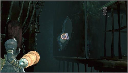 10 - Cranking Up & Pressing Down - w sporej sali z klatkami, po lewej stronie, w dziurze w kolumnie - Rozdział 1 - Hatters Domain (09-14) | Snouts - świńskie ryjki - Alice: Madness Returns - poradnik do gry