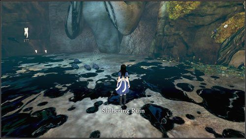 Docieramy pod pomnik płaczącej dziewczynki, wyrzucającej z siebie czarną, mazistą substancję - po chwili wyłaniają się z niej Slithering Ruin - małe robaczki, które pokonujemy jednym pchnięciem nożem i nie stanowią dla nas większego problemu - Slug with a shell | Rozdział 1 - Hatters Domain | Alice Madness Returns - Alice: Madness Returns - poradnik do gry