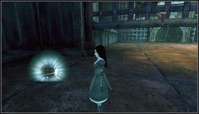 Po zakończonej walce strzelamy w zawieszony nad bramą przełącznik - Cranking Up & Pressing Down (1) | Rozdział 1 - Hatters Domain - Alice: Madness Returns - poradnik do gry