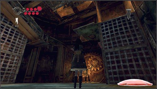 W kolejnej sali Hatter siłuje się z mechanizmem ulokowanym na bramie - Assemblage (Or Destruction) | Rozdział 1 - Hatters Domain - Alice: Madness Returns - poradnik do gry