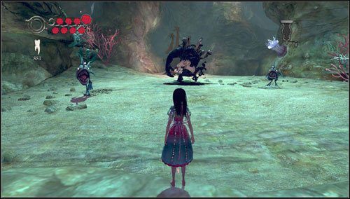 Teraz przenosimy się na prawą stronę od drzwi - tam czeka nas cięższa przeprawa, bo oprócz potężnego Menacing Ruin naprzeciw nas stają także trzy ryby z gatunku Ice Snark - Choral Coral | Rozdział 2 - Deluded Depths | Alice Madness Returns - Alice: Madness Returns - poradnik do gry