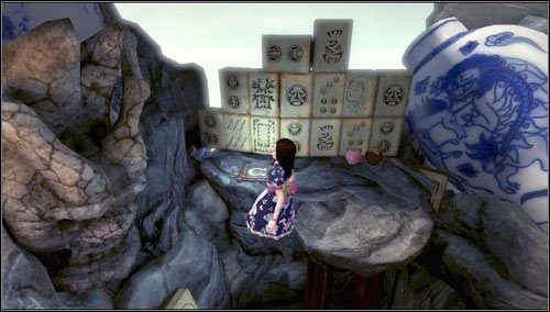 Wyskakujemy po platformie na półkę otoczoną kartami - wciskamy przełącznik z kowadełkiem i szybko biegniemy do okrągłego budynku - Scroll of Happy Times (2) | Rozdział 3 - Oriental Grove | Alice Madness Returns - Alice: Madness Returns - poradnik do gry