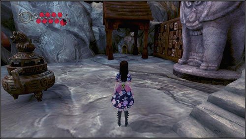 Przechodząc za czajniczek ulokowany po lewej od głównej ścieżki patrzymy się w kierunku małego daszka - pod nim znajdujemy mysią dziurkę - Monastery Shelf Valley (2) | Rozdział 3 - Oriental Grove | Alice Madness Returns - Alice: Madness Returns - poradnik do gry