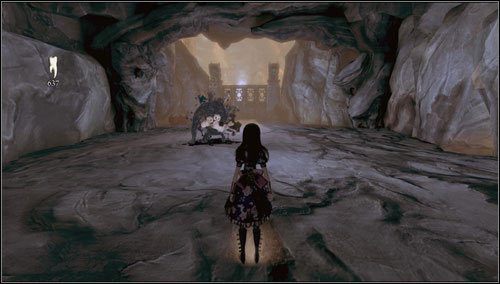 Tuż po wyjściu z komnaty czeka nas trudna walka - na małym placyku przychodzi na zmierzyć się z dwoma Menacing Ruin, a na dokładkę po planszy wałęsają się niegroźne Insidious Ruin - West Peak Prison Village | Rozdział 3 - Oriental Grove | Alice Madness Returns - Alice: Madness Returns - poradnik do gry