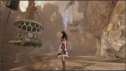 Wracamy się na półkę skalną ulokowaną pośrodku planszy i, korzystając z pary i ruchomych klatek, wskakujemy na górę - Hellish Hive (1) | Rozdział 3 - Oriental Grove | Alice Madness Returns - Alice: Madness Returns - poradnik do gry