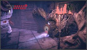 To jednak nie koniec zabawy z ogromnym przeciwnikiem - karciany siepacz przedostaje się przez drzwi i zaczyna nas gonić - Waste Wing Part 1 (1) | Rozdział 4 - Queensland | Alice Madness Returns - Alice: Madness Returns - poradnik do gry