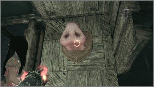 Przechodzimy fioletową dróżką i zestrzeliwujemy świński ryjek, ulokowany na drewnianej ścianie - Downtown Cellars (3) | Rozdział 5 - Dollhouse | Alice Madness Returns - Alice: Madness Returns - poradnik do gry