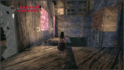 Ponownie uważamy na kolczaste pułapki - później wykorzystujemy drewniane pięści jako platformy - Dollgirls Pursuit | Rozdział 5 - Dollhouse | Alice Madness Returns - Alice: Madness Returns - poradnik do gry