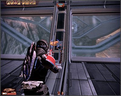 Skorzystaj z jedynych dostępnych drzwi, dzięki czemu znajdziesz się w wielkiej oszklonej kolejce - (3) Dotarcie do anten (2) | Nadzorca- Talerz komunikacyjny - Mass Effect 2: Overlord - poradnik do gry