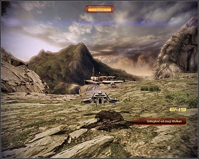 Po znalezieniu się około 650 metrów od stacji w oddali powinieneś zauważyć płaskie konstrukcje ulokowane przy klifie - (7) Odnalezienie pierwszego pakietu danych | Nadzorca- Talerz komunikacyjny - Mass Effect 2: Overlord - poradnik do gry