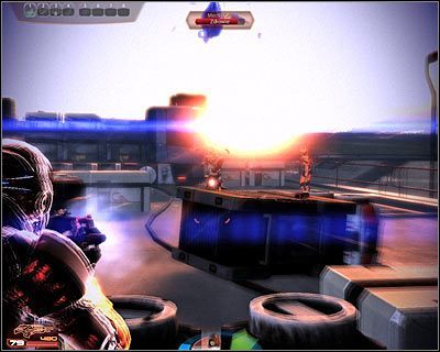 Niezwykle istotne jest oczywiście to żeby tuż po rozpoczęciu bitwy ustawić obu członków drużyny za zasłonami, a to dlatego, że ataki myśliwca będą niezwykle potężne i mogą zaowocować przedwczesną śmiercią Sheparda lub Kasumi - (5) Pokonanie Donovana Hocka | Kasumi- Wykradzione wspomnienia - Mass Effect 2: Kasumis Stolen Memory - poradnik do gry