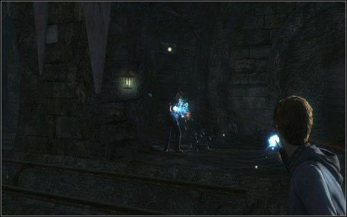 Biegnąc już główną ścieżką dotrzesz do drzwi, a znajdujący się za nimi korytarz zaprowadzi Cię do jaskini - Poradnik do gry - [Bank Gringotta] Opis przejścia - Harry Potter i Insygnia Śmierci - część 2 - poradnik do gry