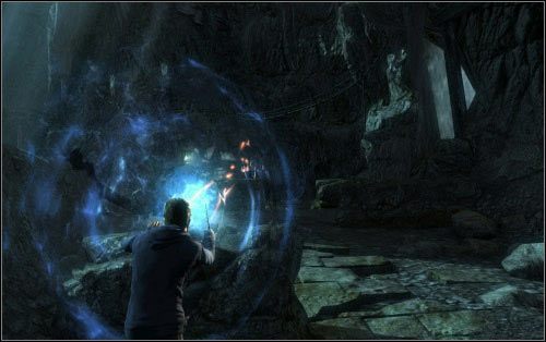 W następnej lokacji usłyszysz przerażający ryk, co jednocześnie uaktywni czar Protego - Poradnik do gry - [Bank Gringotta] Opis przejścia - Harry Potter i Insygnia Śmierci - część 2 - poradnik do gry