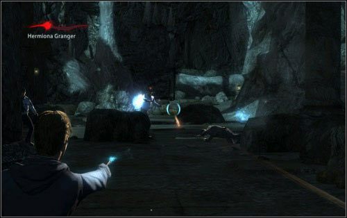 Po licznych pojedynkach znajdziesz się przy zaklętych drzwiach, ale Hermiona będzie miała problem z ich sforsowaniem - Poradnik do gry - [Bank Gringotta] Opis przejścia - Harry Potter i Insygnia Śmierci - część 2 - poradnik do gry