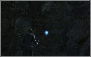 Po tym jak przejdziesz przez pierwsze drzwi, korytarz zaprowadzi Cię do jaskini z torami - [Bank Gringotta] Dodatki | Harry Potter i Insygnia Śmierci - część 2 - Harry Potter i Insygnia Śmierci - część 2 - poradnik do gry