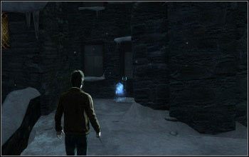 Kiedy Hermiona upora się z drzwiami nie przechodź przez nie tylko pognaj prosto przed siebie - [Ulice Hogsmeade] Dodatki | Harry Potter i Insygnia Śmierci - część 2 - Harry Potter i Insygnia Śmierci - część 2 - poradnik do gry