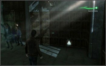 Znacznik został ukryty przy wejściu do pomieszczenia, tam gdzie pozostali uczniowie kibicują Harryemu - [Problem z zabezpieczeniami] Dodatki | Harry Potter i Insygnia Śmierci - część 2 - Harry Potter i Insygnia Śmierci - część 2 - poradnik do gry