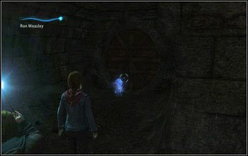 Kiedy Ron otworzy pierwsze drzwi, zwróć uwagę na drugą z kolei krzyżówkę korytarzy - [Kieł bazyliszka] Dodatki | Harry Potter i Insygnia Śmierci - część 2 - Harry Potter i Insygnia Śmierci - część 2 - poradnik do gry