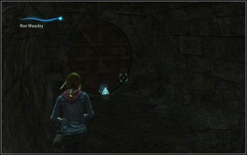 Po minięciu pieczary ze strzelającymi pająkami, zainteresuj się drugim rozwidleniem - [Kieł bazyliszka] Dodatki | Harry Potter i Insygnia Śmierci - część 2 - Harry Potter i Insygnia Śmierci - część 2 - poradnik do gry