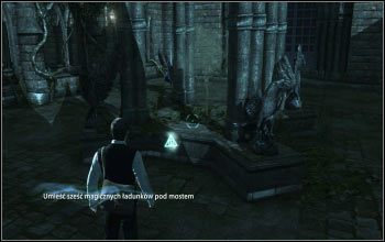 Charakterystyczny trójkącik z postacią ukryty został za fontanną - [Robota do zrobienia] Dodatki | Harry Potter i Insygnia Śmierci - część 2 - Harry Potter i Insygnia Śmierci - część 2 - poradnik do gry