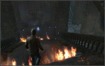 Kula znajduje się mniej więcej w połowie drogi na dół - [Bitwa o Hogwart] Dodatki | Harry Potter i Insygnia Śmierci - część 2 - Harry Potter i Insygnia Śmierci - część 2 - poradnik do gry