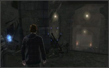 Przejdź piętro wyżej od pierwszej znajdźki - [Zwrot wydarzeń] Dodatki | Harry Potter i Insygnia Śmierci - część 2 - Harry Potter i Insygnia Śmierci - część 2 - poradnik do gry