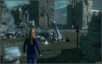 Przy wejściu na dziedziniec z lewej strony - [Nie moja córka] Dodatki | Harry Potter i Insygnia Śmierci - część 2 - Harry Potter i Insygnia Śmierci - część 2 - poradnik do gry