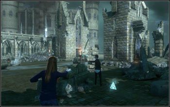 Przy wejściu na dziedziniec z prawej strony - [Nie moja córka] Dodatki | Harry Potter i Insygnia Śmierci - część 2 - Harry Potter i Insygnia Śmierci - część 2 - poradnik do gry